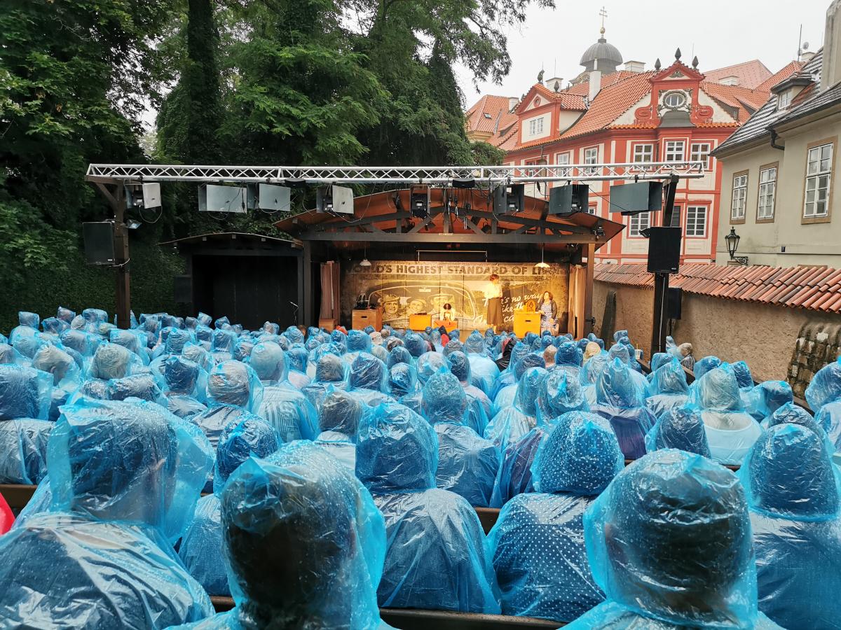 Před zastřešením Letní scény proti dešti chránila silná vůle a slušivé pláštěnky